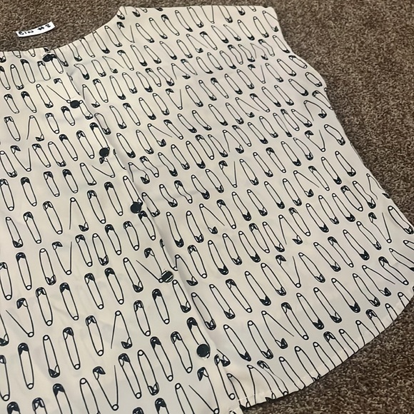 2/$20 Size 6. Buttons up back - Picture 6 of 6
